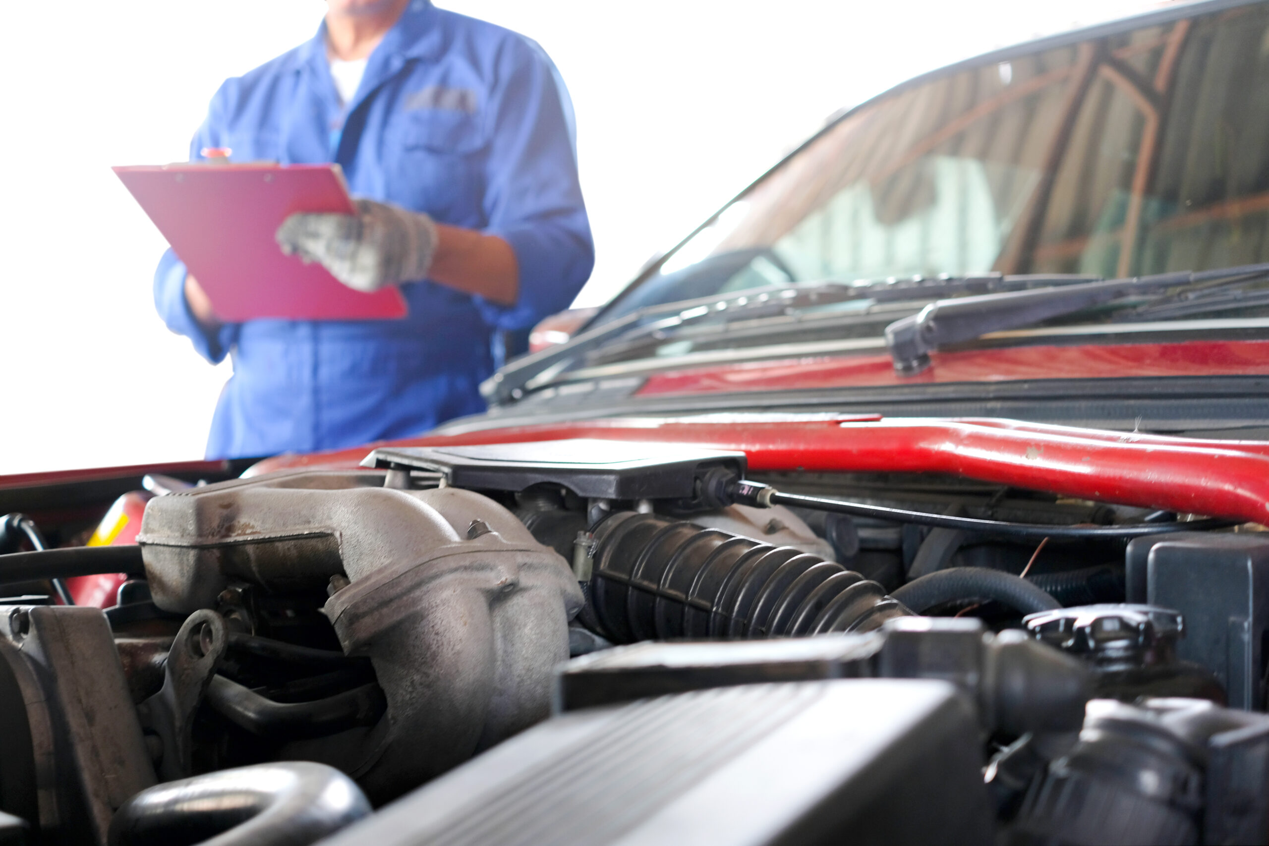 auto mechanic He notes the defective item of the engine at the maintenance center.